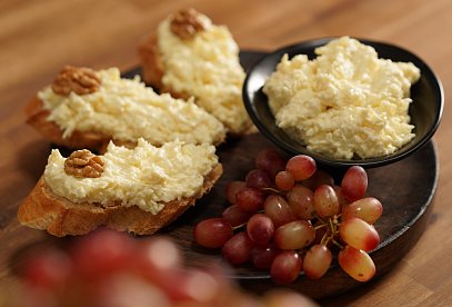 Garlic and Edam Cheese Spread