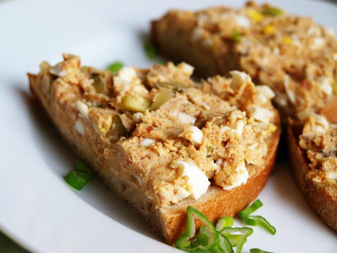 Quick Crackling Spread with Eggs and Cucumber
