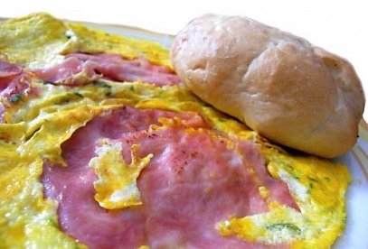 Vaječná omeleta se šunkou a řeřichou