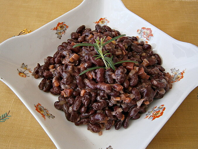 Fazolový salát „prudce jedlý“ (Czech Bean Salad with Bacon and Speck)