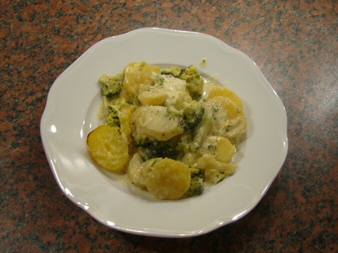 Baked Potatoes with Broccoli, Cream and Cheese