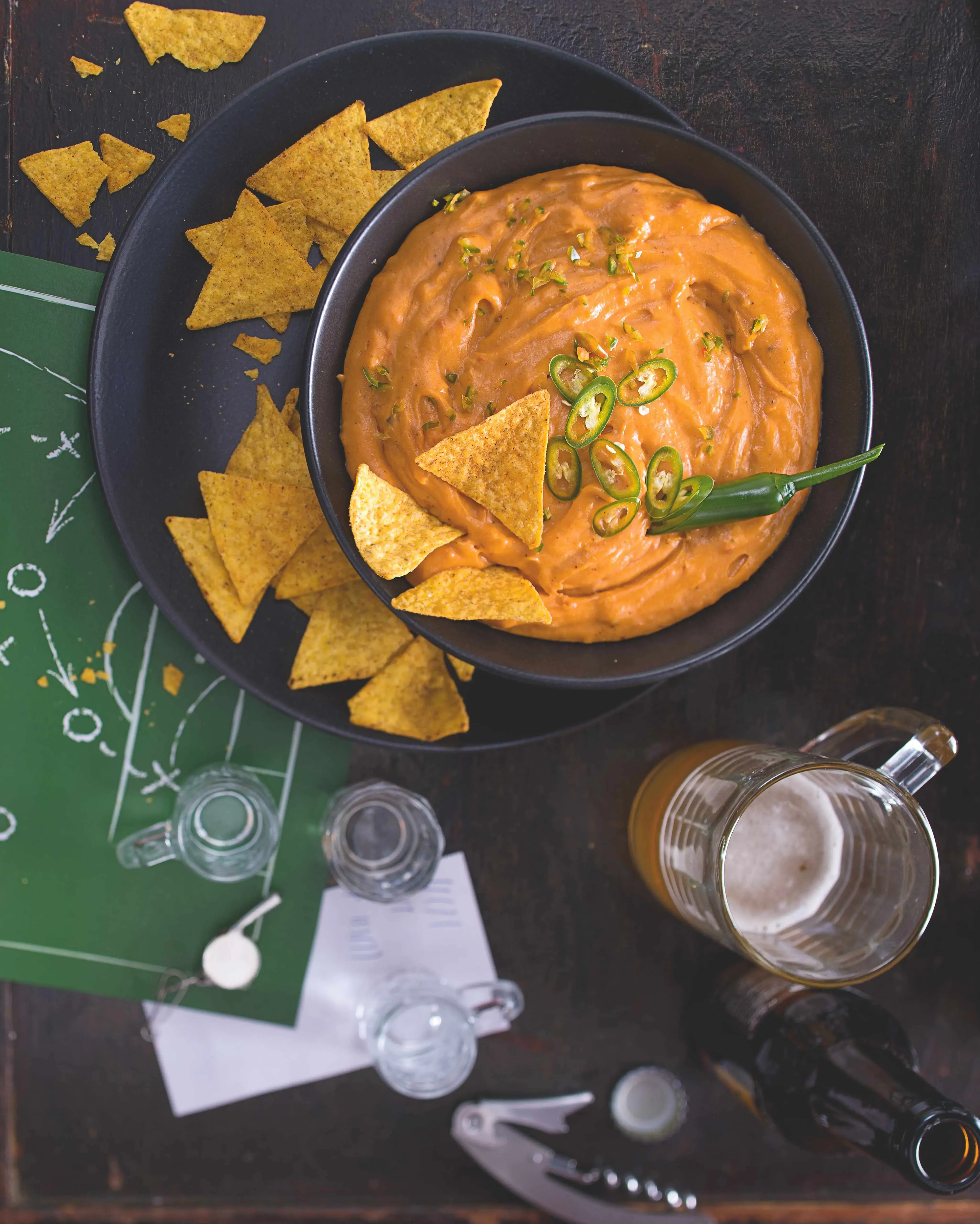 Sýrový dip s chilli a tortillovými lupínky