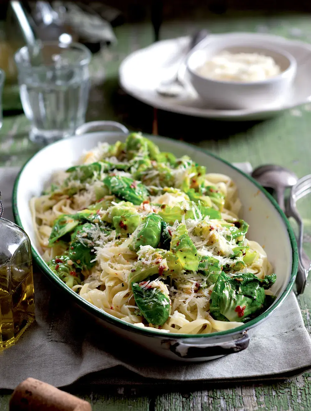 Těstoviny aglio e olio s růžičkovou kapustou