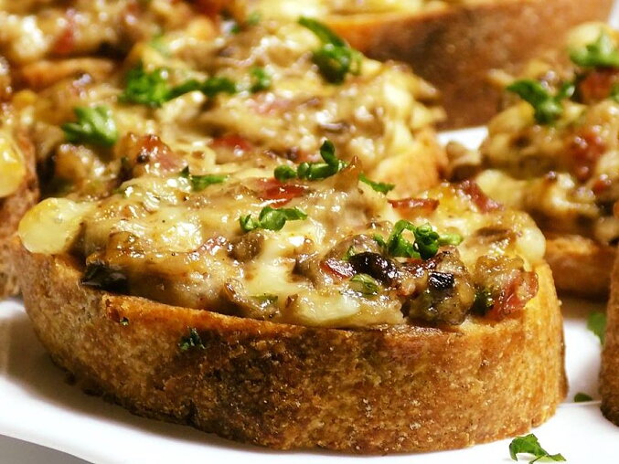 Baked Baguette Slices with Mushroom Mixture