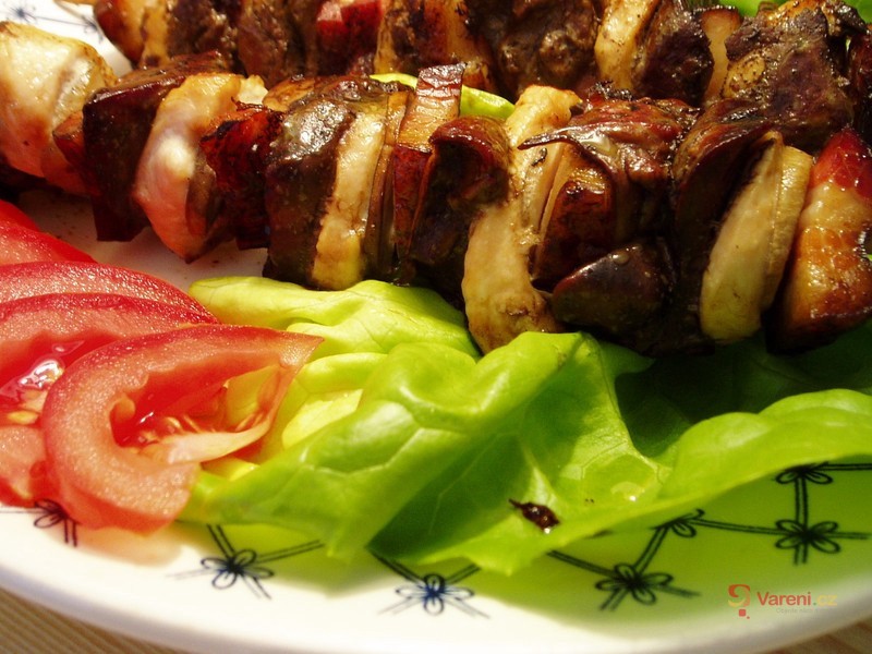 Drůbeží špízy se slaninou a žampiony