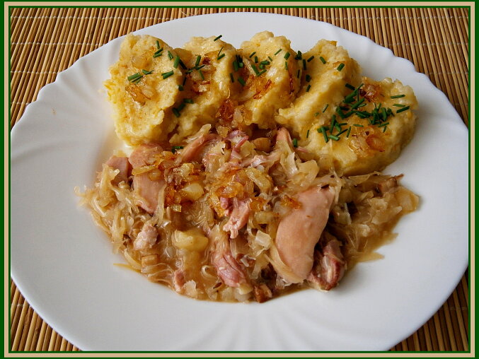 Smoked Chicken Thighs Stewed in Sauerkraut