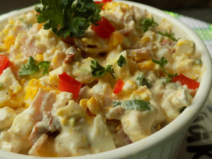 Hermelín Salad with Cottage Cheese, Eggs and Sun-Dried Tomatoes