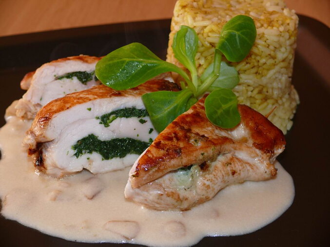 Chicken Breasts with Spinach and Garlic Sauce