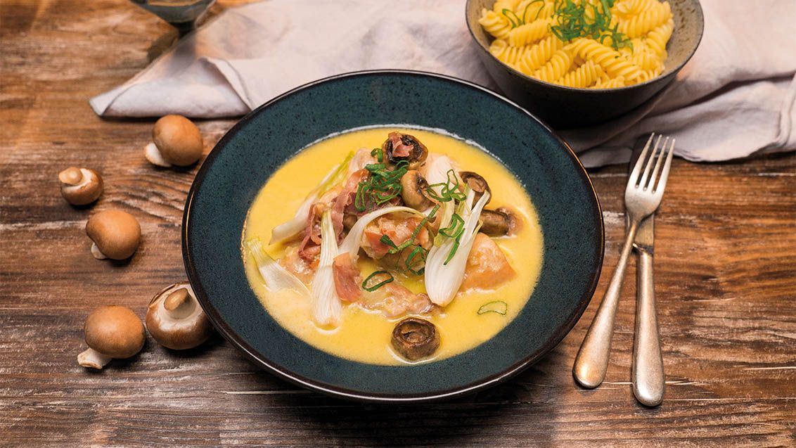 Kuřecí maso v parmezánové omáčce s restovanými žampiony