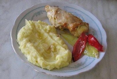 Plněná kuřecí kapsa zapečená s paprikou a cibulí