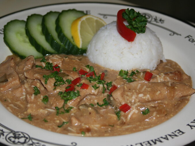 Turkey Strips with Onions in Egg Sauce