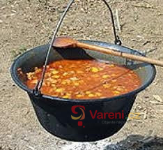 Kamenův guláš s lečem a bramborami