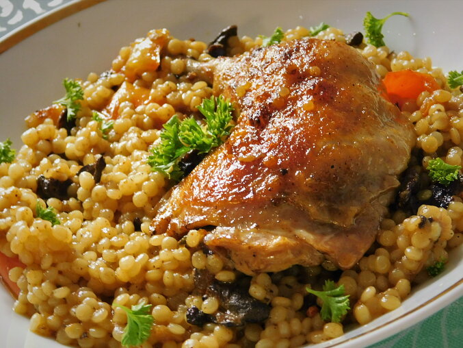 Chicken Thighs Baked with Mushroom Tarhonya in One Dish