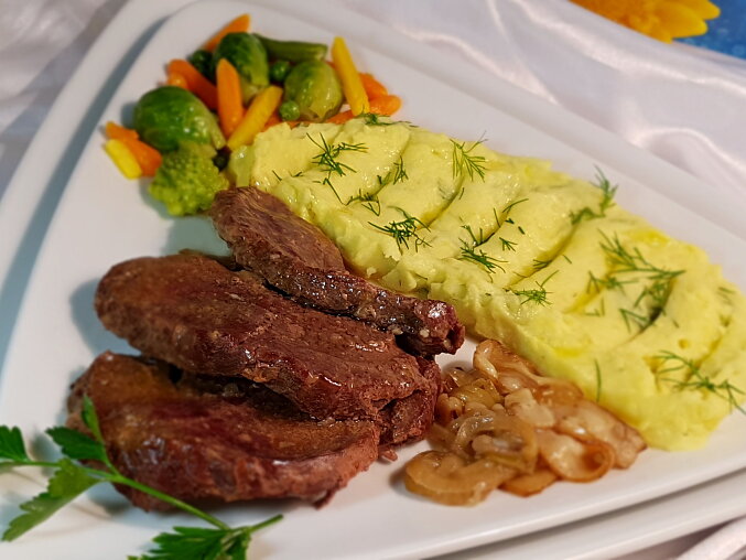 Roasted Beef Rump with Bacon, Onion and Vegetables