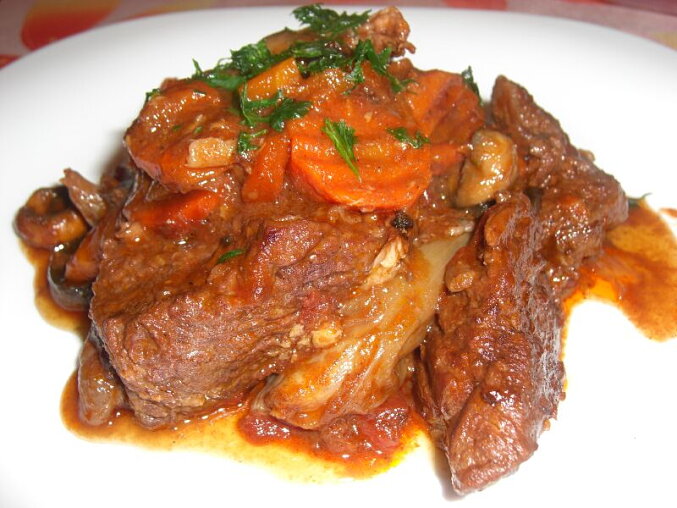 Daube de boeuf – dušené hovězí na červeném víně s česnekem a tymiánem