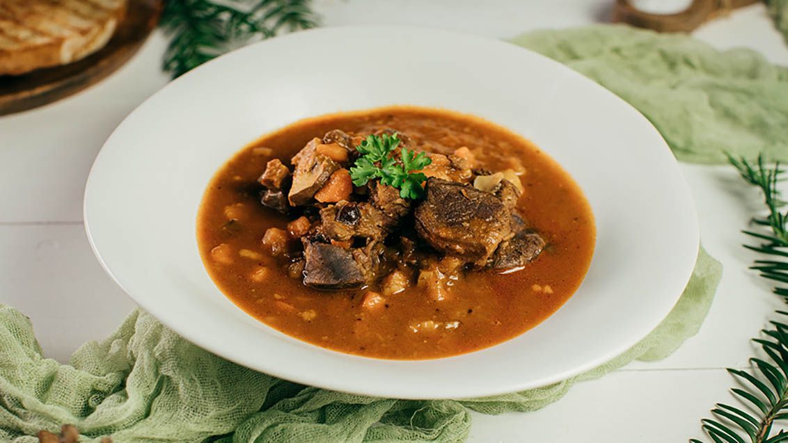 Jelení ragú s červeným vínem a žampiony