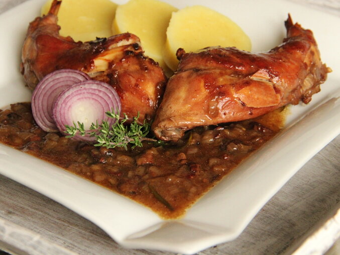 Rabbit in Red Wine with Onion Sauce