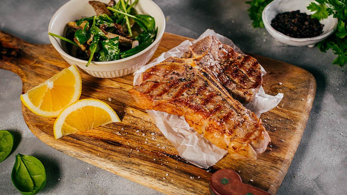 Telecí T-bone steak s restovanou hlíovou a špenátem
