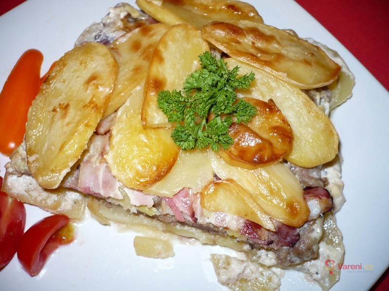 Baked Potatoes with Minced Meat and Bacon