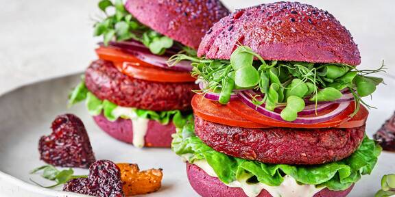 Růžové veggie burgery s červenou řepou