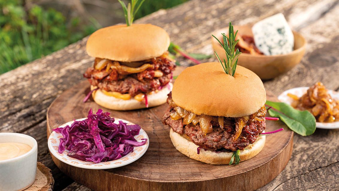 Zvěřinový burger se sýrem s modrou plísní