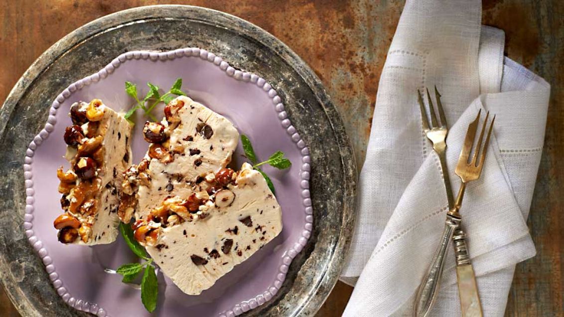 Krémové semifreddo s mascarpone, čokoládou a medovými ořechy