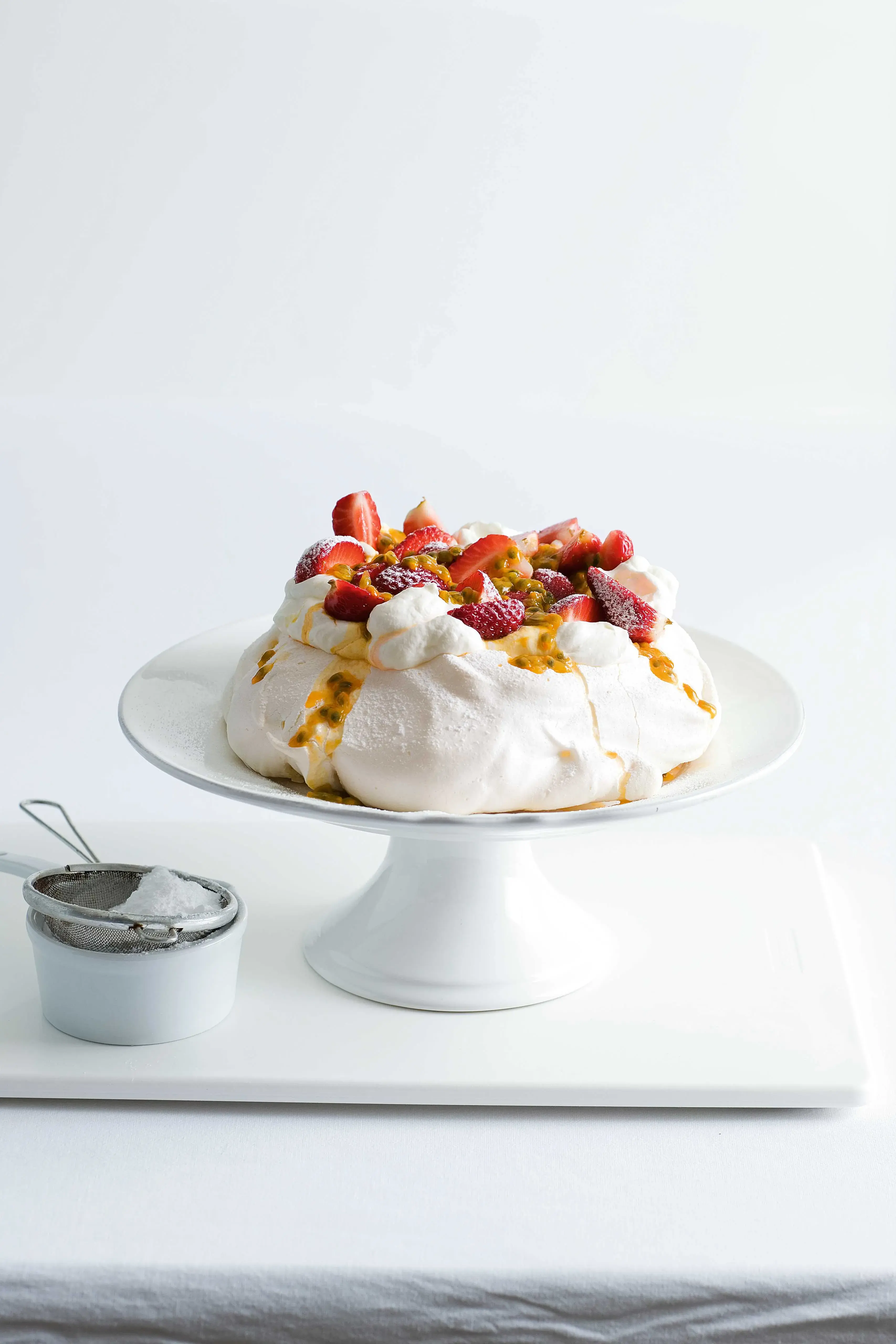 Základní Pavlova s mučenkou a jahodami