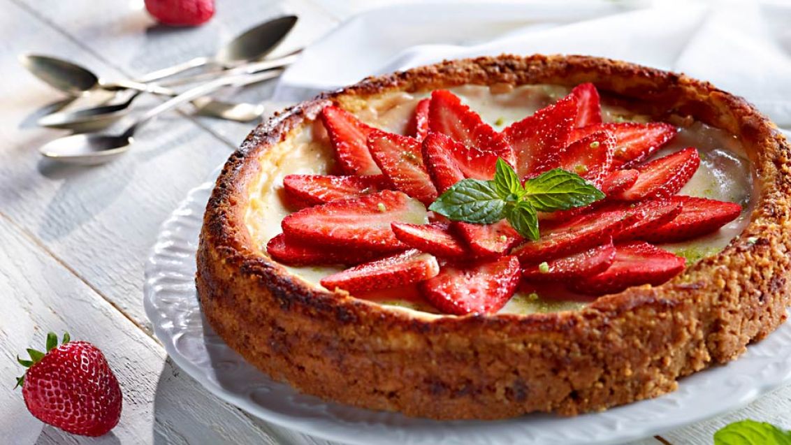 Cheesecake s jahodami a mátovým cukrem