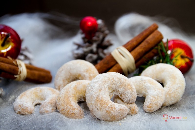 Delicate Vanilla Crescents with Hazelnuts
