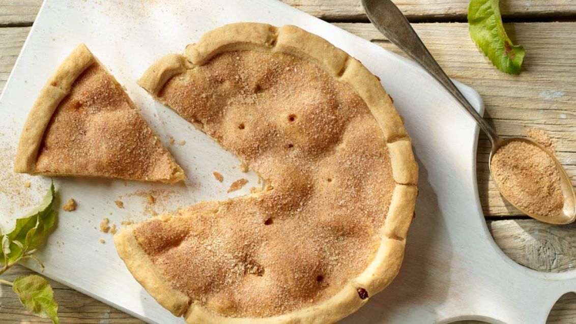 Apple Pie with Cinnamon and Raisins