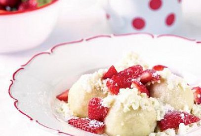 Tvarohové knedlíky s jahodami (Czech Quark Dumplings with Strawberries)