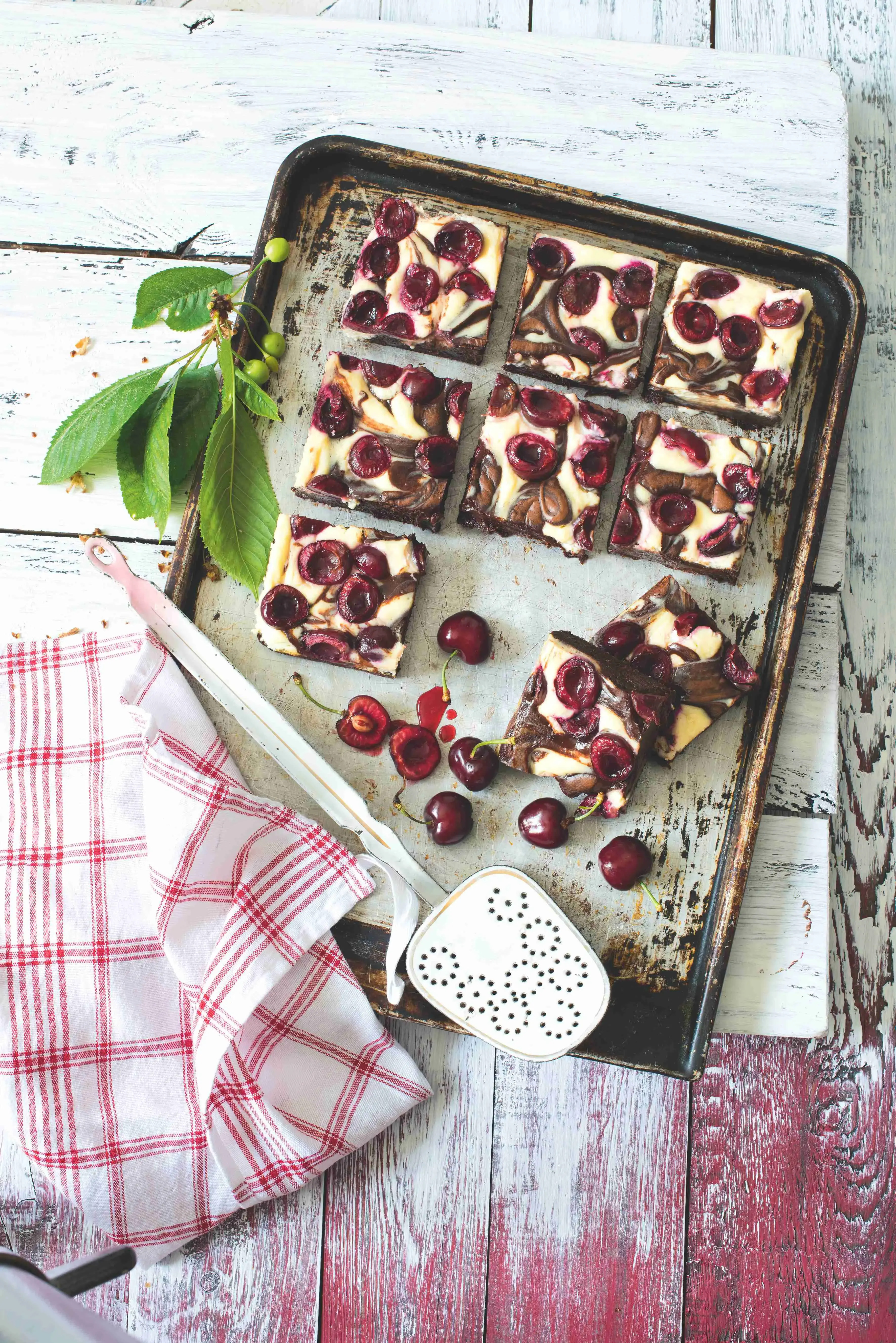 Brownies s cheesecakeovou vrstvou a třešněmi