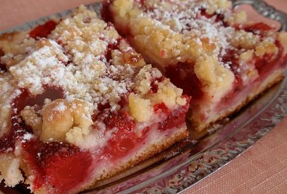 Easy Strawberry Crumble Cake