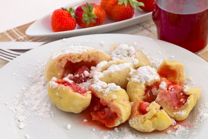 Kynuté knedlíky s jahodami (Czech Yeast Dumplings with Strawberries)