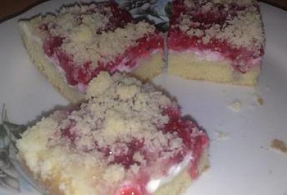 Redcurrant Cake with Quark and Crumble Topping