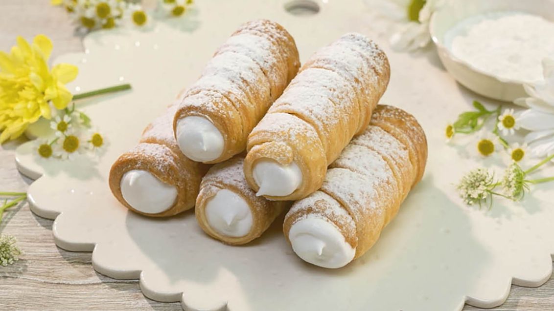 Tvarohové kremrole (Czech Curd Cheese Cream Rolls) with Lemon Snow