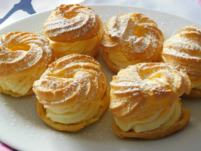 Fluffy Choux Pastry Rings with Pudding Cream (50 pieces)