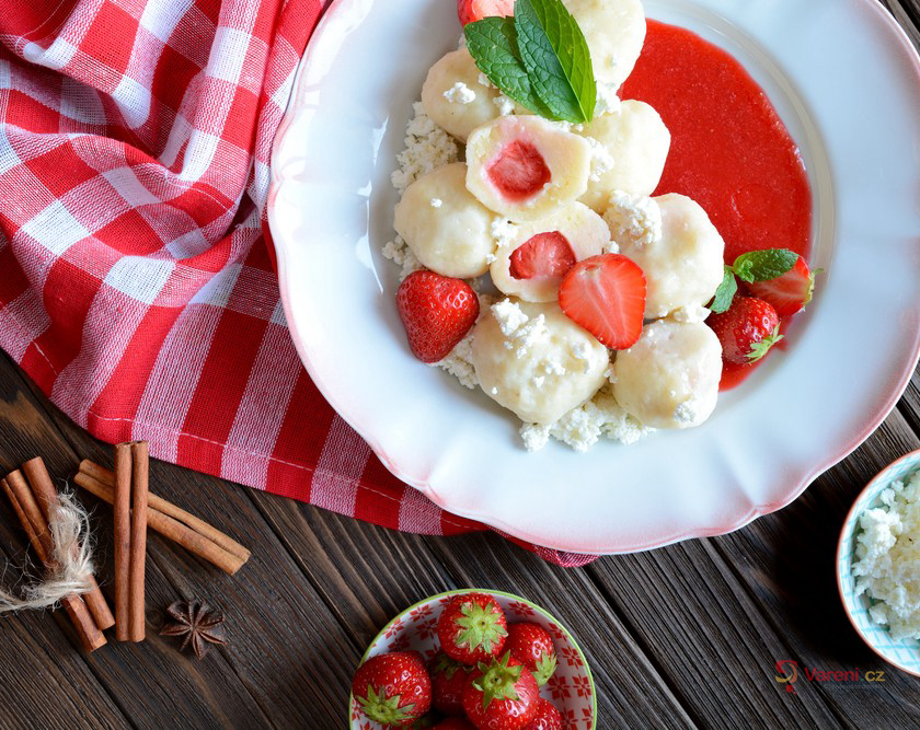Ovocné knedlíky (Czech Fruit Dumplings from Quark Dough)