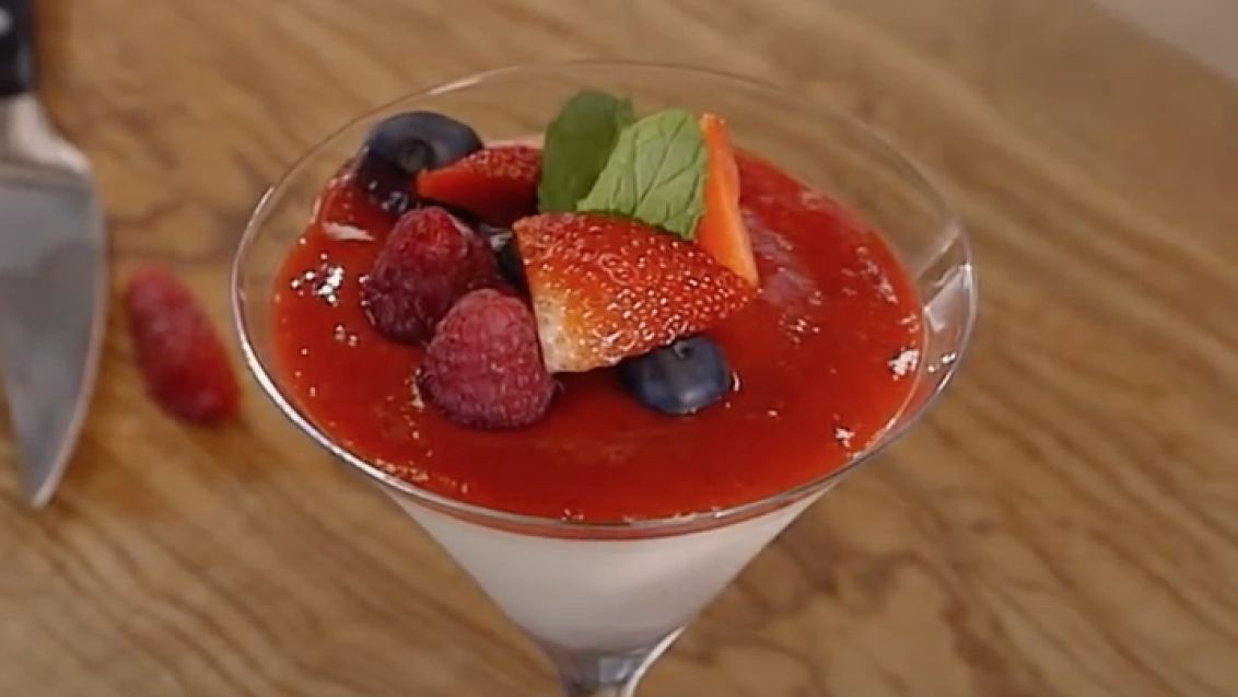 Panna cotta s vanilkou a jahodovou omáčkou