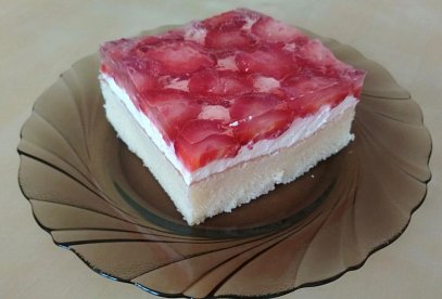 Sponge Cake with Sour Cream and Strawberries