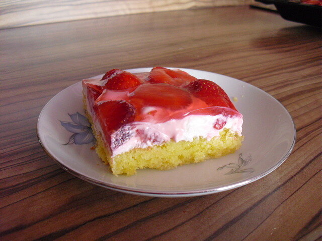 Strawberry Slices with Cream and Jelly
