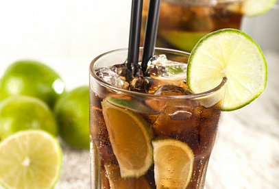 Cuba libre s bílým rumem a limetkou