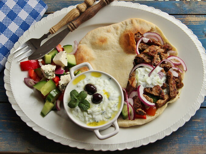 Řecké menu s gyrosem, tzatziki, řeckým salátem a pitou