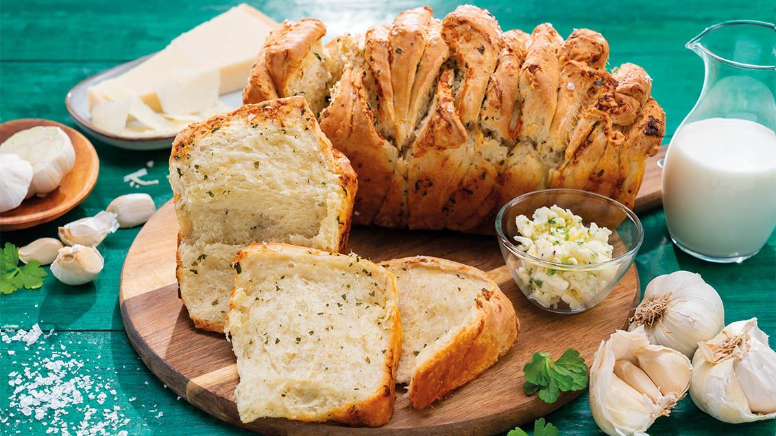 Pull-Apart Bread with Garlic Butter and Cheese