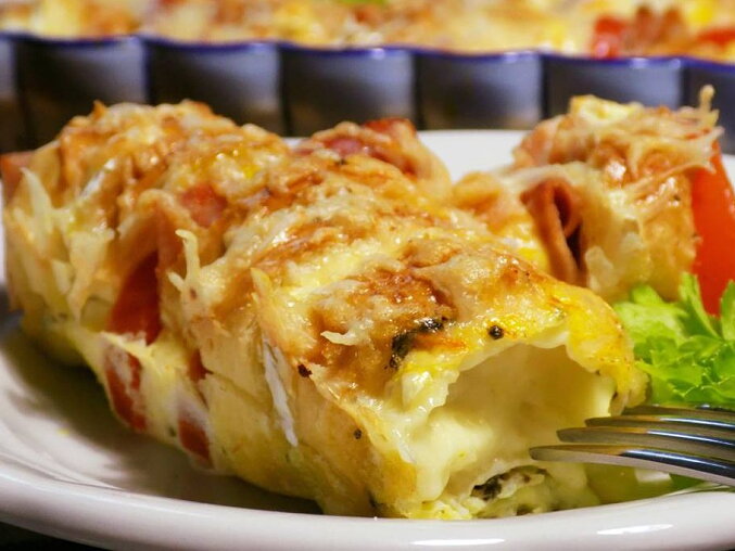 Baked Bread Rolls with Ham and Cheese