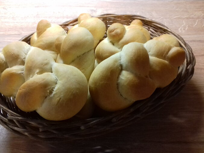 Housky (Braided Buns from a Single Strand)