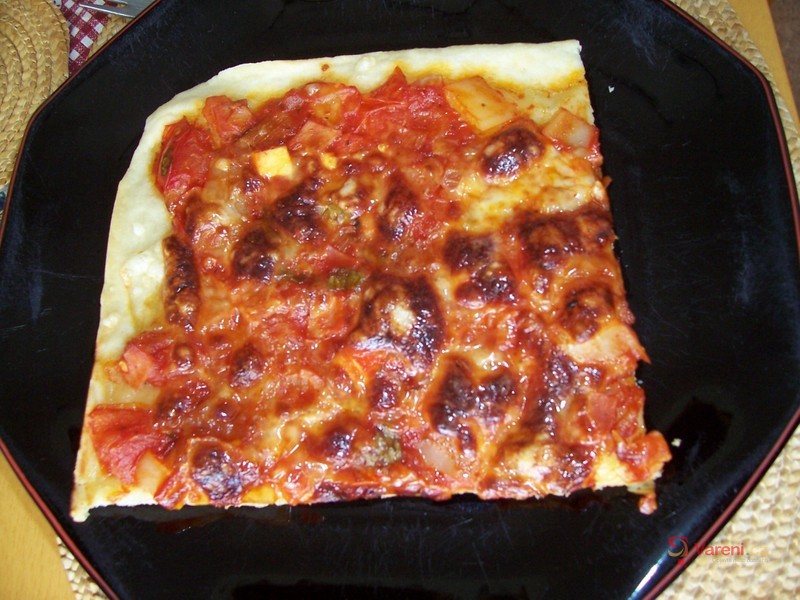 Pálivá neapolská pizza s feferonkami