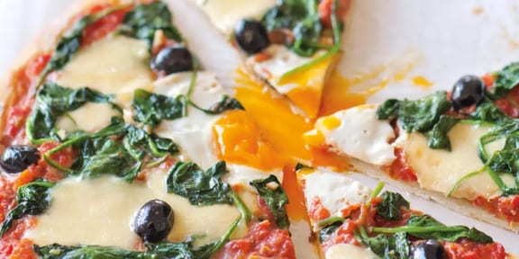 Domácí pizza se špenátem a černými olivami