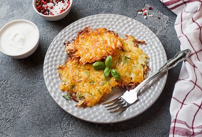 Hash browns ze strouhaných brambor s cibulí