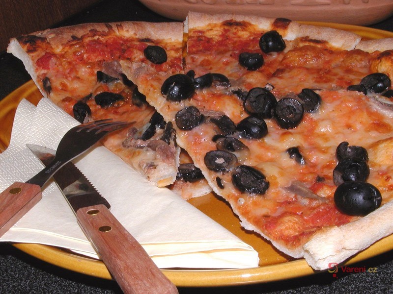 Domácí pizza s ančovičkami